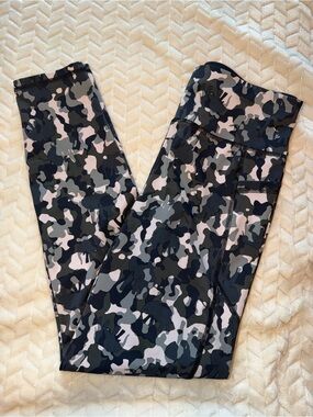 Sweaty Betty The Zero Gravity Legging Green Elephant Camo 7/8 Length Size Small